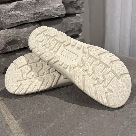 Cliffs Banksy by White Mountain crisscross, treaded outsole light,flexible thong - Picture 5 of 10